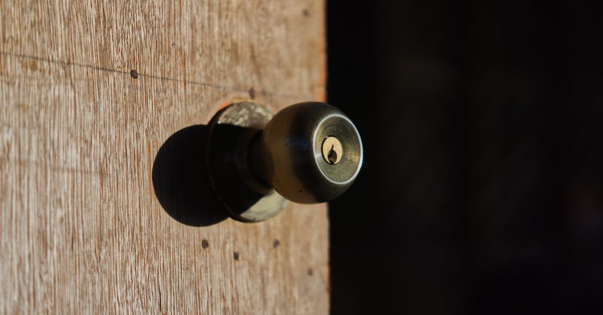 What Goes Into a Professional Door Knob Lock Installation — Whitestone Locksmith Queens